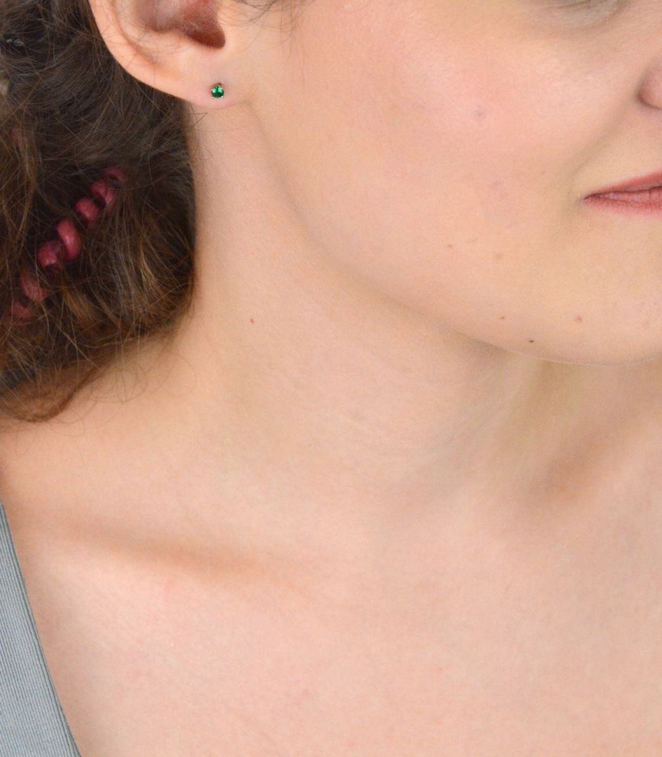 Malutkie kolczyki srebrne 925 z zieloną cyrkonią 3 mm, model DIA-KLC-10773-925, waga 0,60 g. Subtelny i elegancki dodatek na co dzień i na prezent.1.jpg