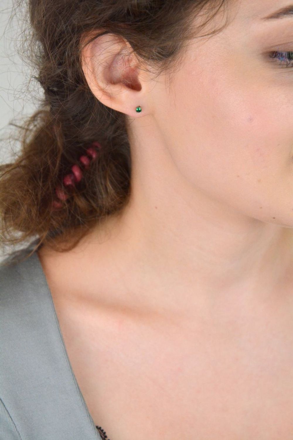 Malutkie kolczyki srebrne 925 z zieloną cyrkonią 3 mm, model DIA-KLC-10773-925, waga 0,60 g. Subtelny i elegancki dodatek na co dzień i na prezent.1.jpg