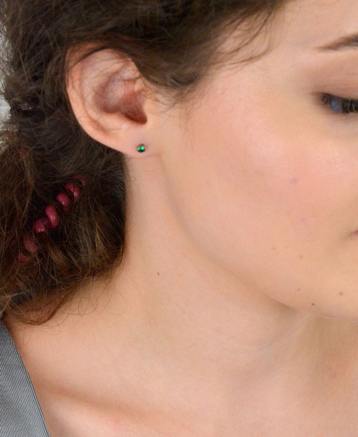 Malutkie kolczyki srebrne 925 z zieloną cyrkonią 3 mm, model DIA-KLC-10773-925, waga 0,60 g. Subtelny i elegancki dodatek na co dzień i na prezent.1.jpg