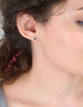 Malutkie kolczyki srebrne 925 z zieloną cyrkonią 3 mm, model DIA-KLC-10773-925, waga 0,60 g. Subtelny i elegancki dodatek na co dzień i na prezent (2).JPG