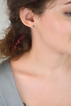 Malutkie kolczyki srebrne 925 z zieloną cyrkonią 3 mm, model DIA-KLC-10773-925, waga 0,60 g. Subtelny i elegancki dodatek na co dzień i na prezent (4).JPG
