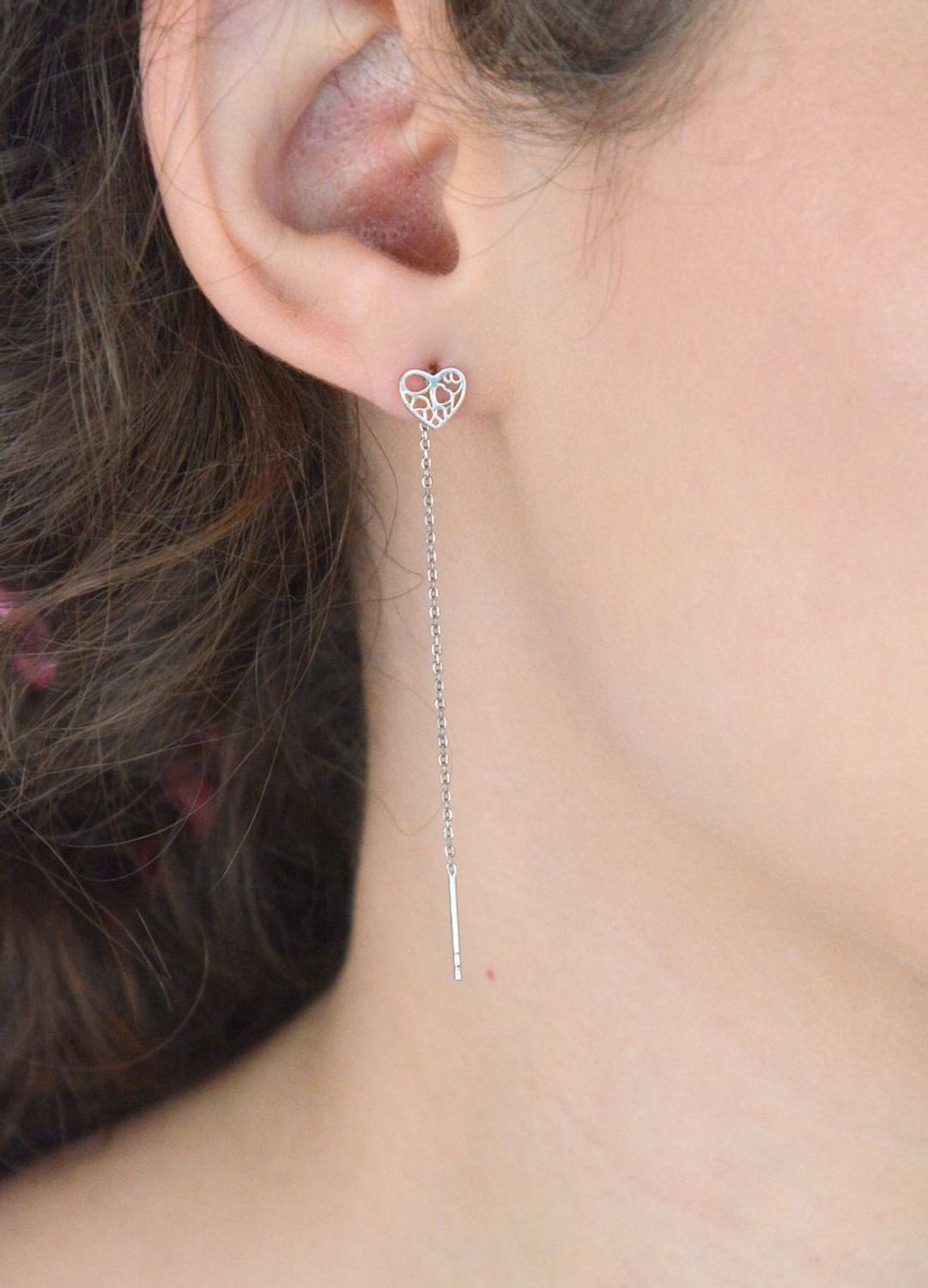 Eleganckie kolczyki damskie ze srebra próby 925, przeciągane przez całe ucho z ażurowymi serduszkami o wymiarze 7 mm. Waga 0,80 g, idealne na prezent.1.jpg