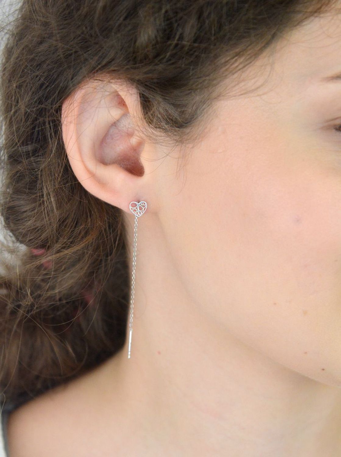 Eleganckie kolczyki damskie ze srebra próby 925, przeciągane przez całe ucho z ażurowymi serduszkami o wymiarze 7 mm. Waga 0,80 g, idealne na prezent.1.jpg