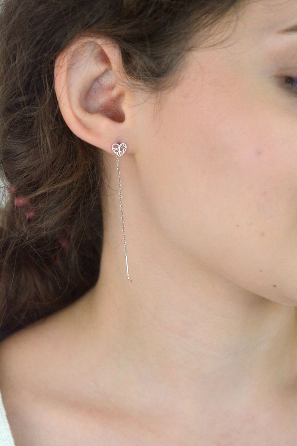 Eleganckie kolczyki damskie ze srebra próby 925, przeciągane przez całe ucho z ażurowymi serduszkami o wymiarze 7 mm. Waga 0,80 g, idealne na prezent.1.jpg