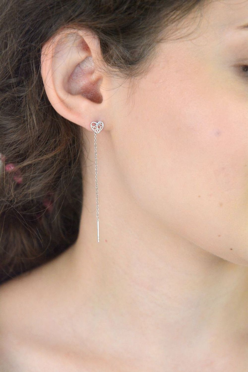 Eleganckie kolczyki damskie ze srebra próby 925, przeciągane przez całe ucho z ażurowymi serduszkami o wymiarze 7 mm. Waga 0,80 g, idealne na prezent.1.jpg