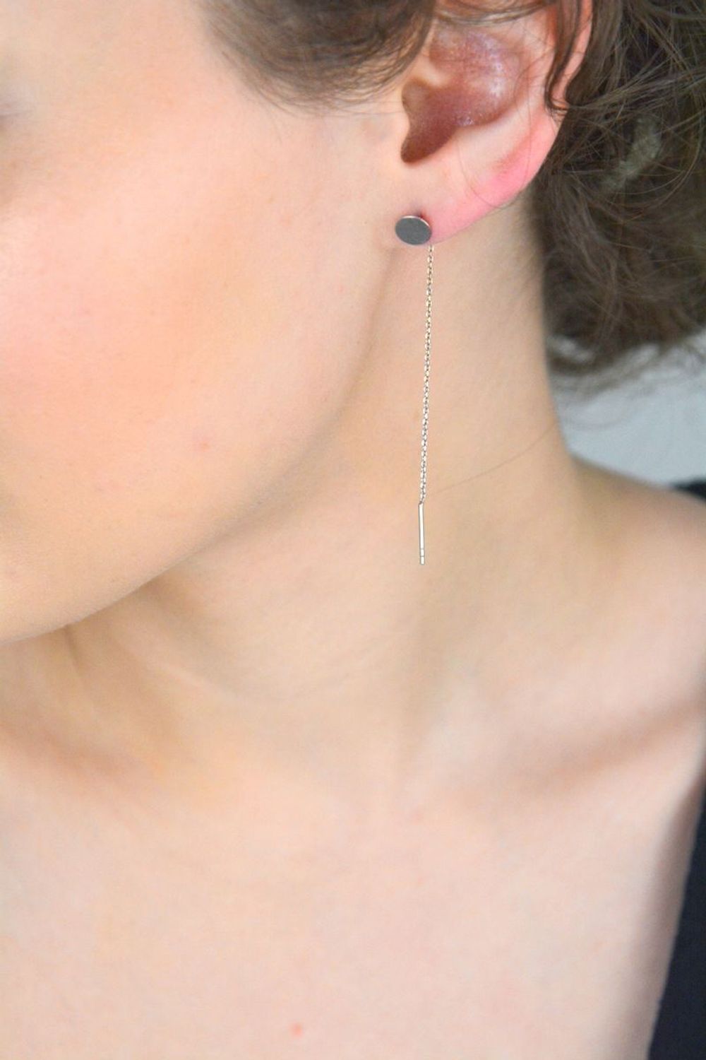 Srebrne przeciągane kolczyki z gładką blaszką Długość 7,5 cm, srebro 925, tylko 1 g. DIA-KLC-10775-925.Minimalistyczna elegancja, która zachwyca! Świetnie komponują się z każdą stylizacją –.jpg