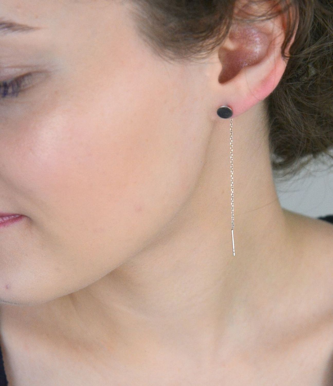 Srebrne przeciągane kolczyki z gładką blaszką Długość 7,5 cm, srebro 925, tylko 1 g. DIA-KLC-10775-925.Minimalistyczna elegancja, która zachwyca! Świetnie komponują się z każdą stylizacją –.jpg