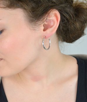 Stylowe srebrne kolczyki damskie DIA-KLC-10778-925 – delikatne kółka z grawerem, próba 925, zapięcie na sztyft, długość 3 cm, szerokość 3 mm. Idealne na prezent i każdą okazję! (3).JPG