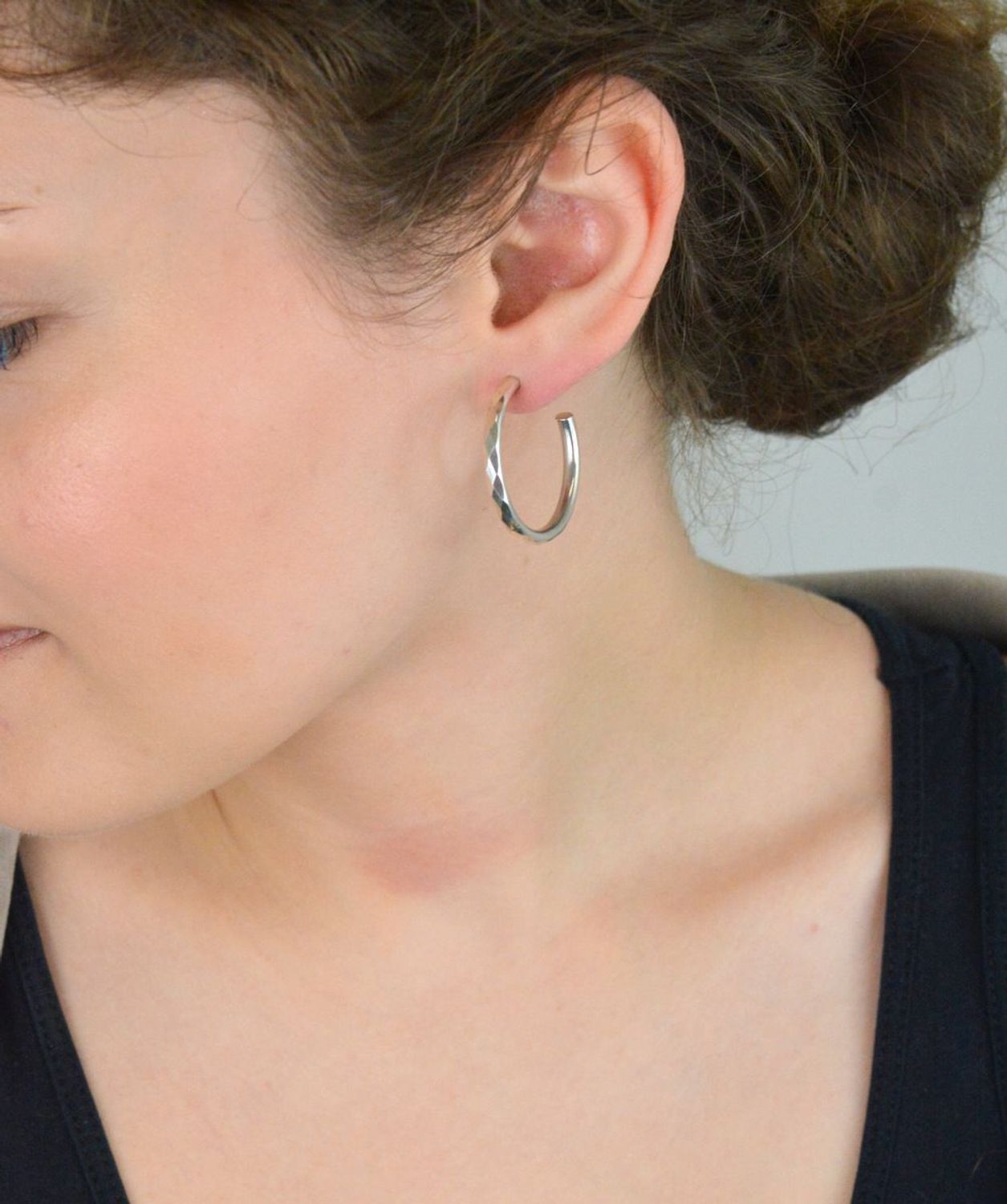 Stylowe srebrne kolczyki damskie DIA-KLC-10778-925 – delikatne kółka z grawerem, próba 925, zapięcie na sztyft, długość 3 cm, szerokość 3 mm. Idealne na prezent i każdą okazję!1.jpg