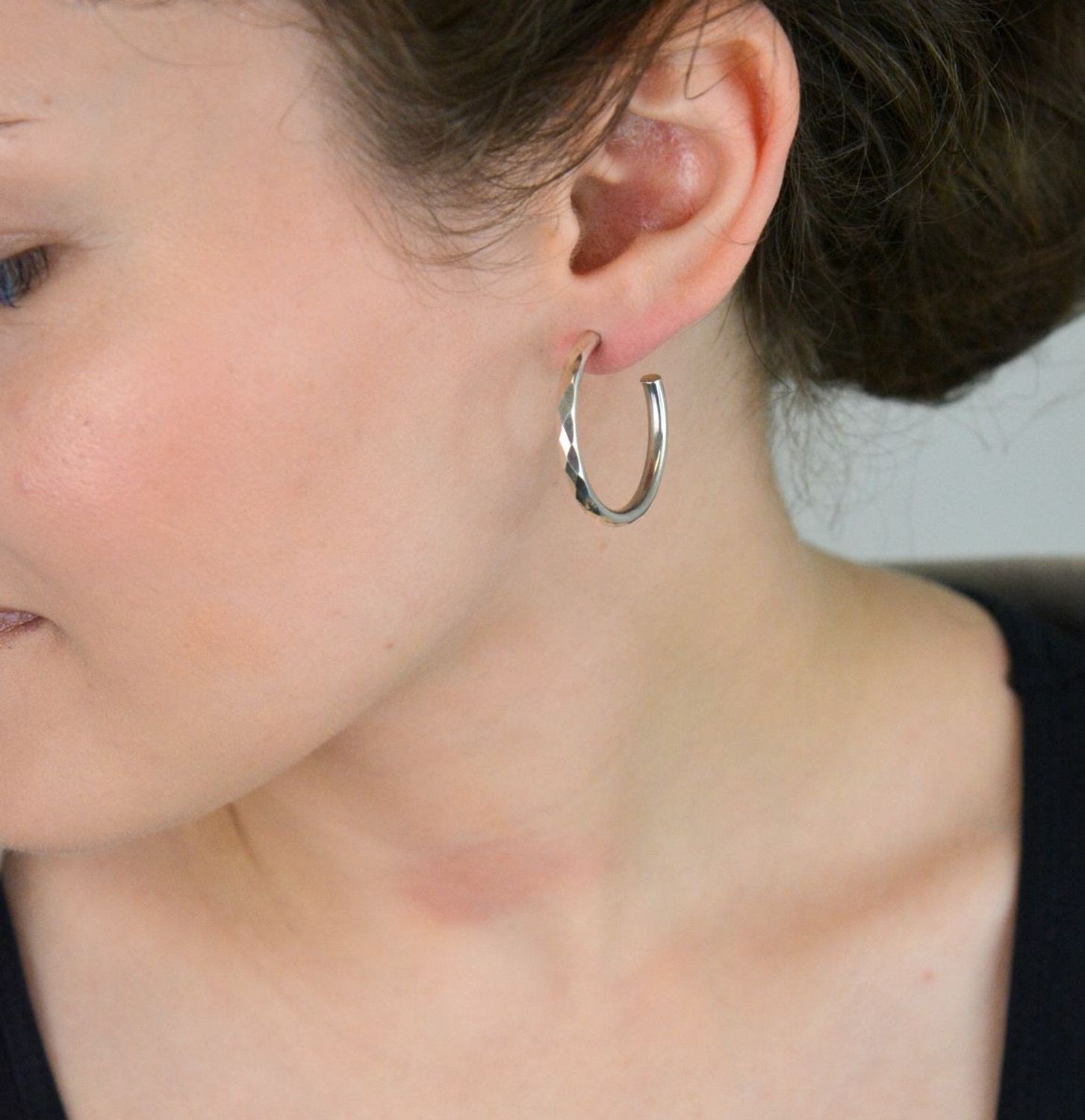 Stylowe srebrne kolczyki damskie DIA-KLC-10778-925 – delikatne kółka z grawerem, próba 925, zapięcie na sztyft, długość 3 cm, szerokość 3 mm. Idealne na prezent i każdą okazję!1.jpg