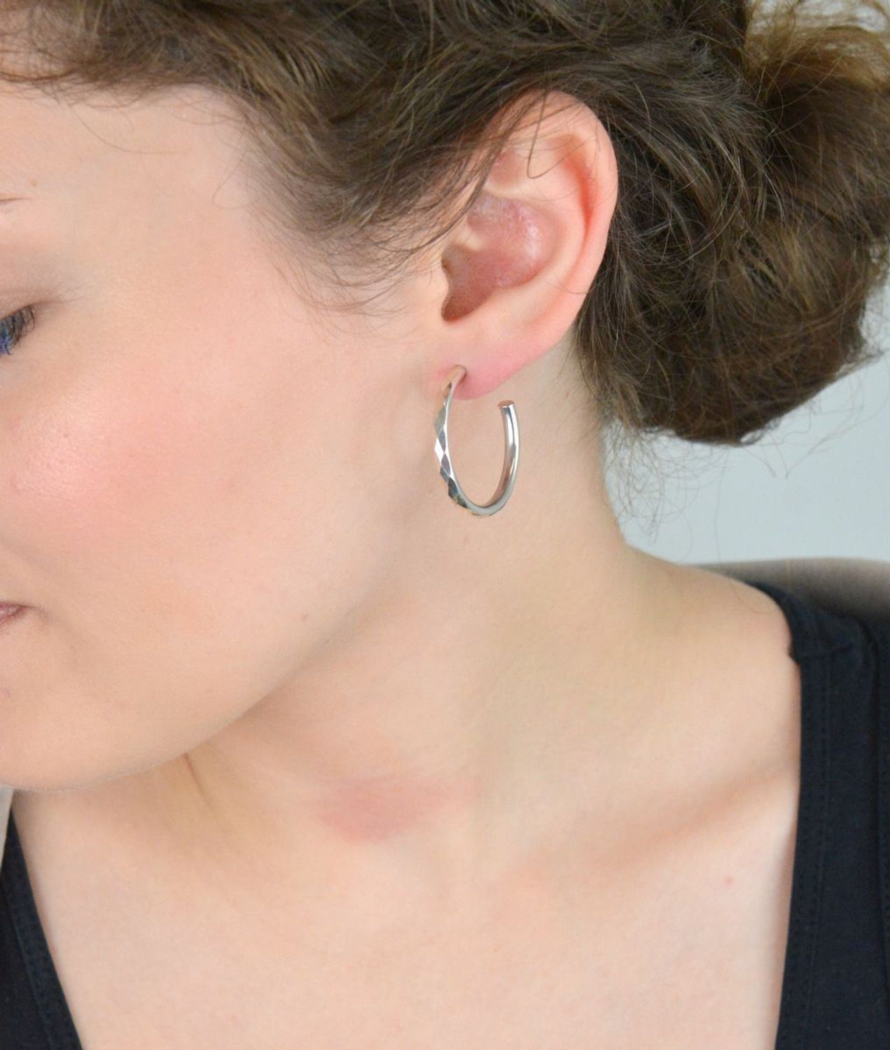 Stylowe srebrne kolczyki damskie DIA-KLC-10778-925 – delikatne kółka z grawerem, próba 925, zapięcie na sztyft, długość 3 cm, szerokość 3 mm. Idealne na prezent i każdą okazję!1.jpg