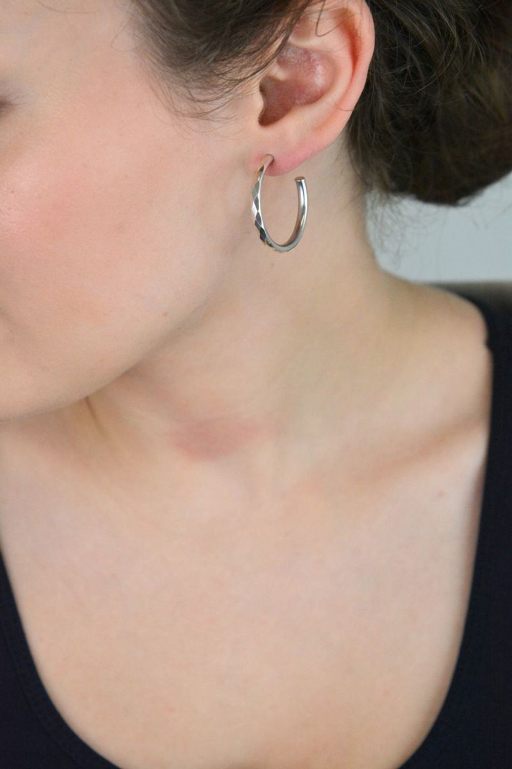 Stylowe srebrne kolczyki damskie DIA-KLC-10778-925 – delikatne kółka z grawerem, próba 925, zapięcie na sztyft, długość 3 cm, szerokość 3 mm. Idealne na prezent i każdą okazję!1.jpg