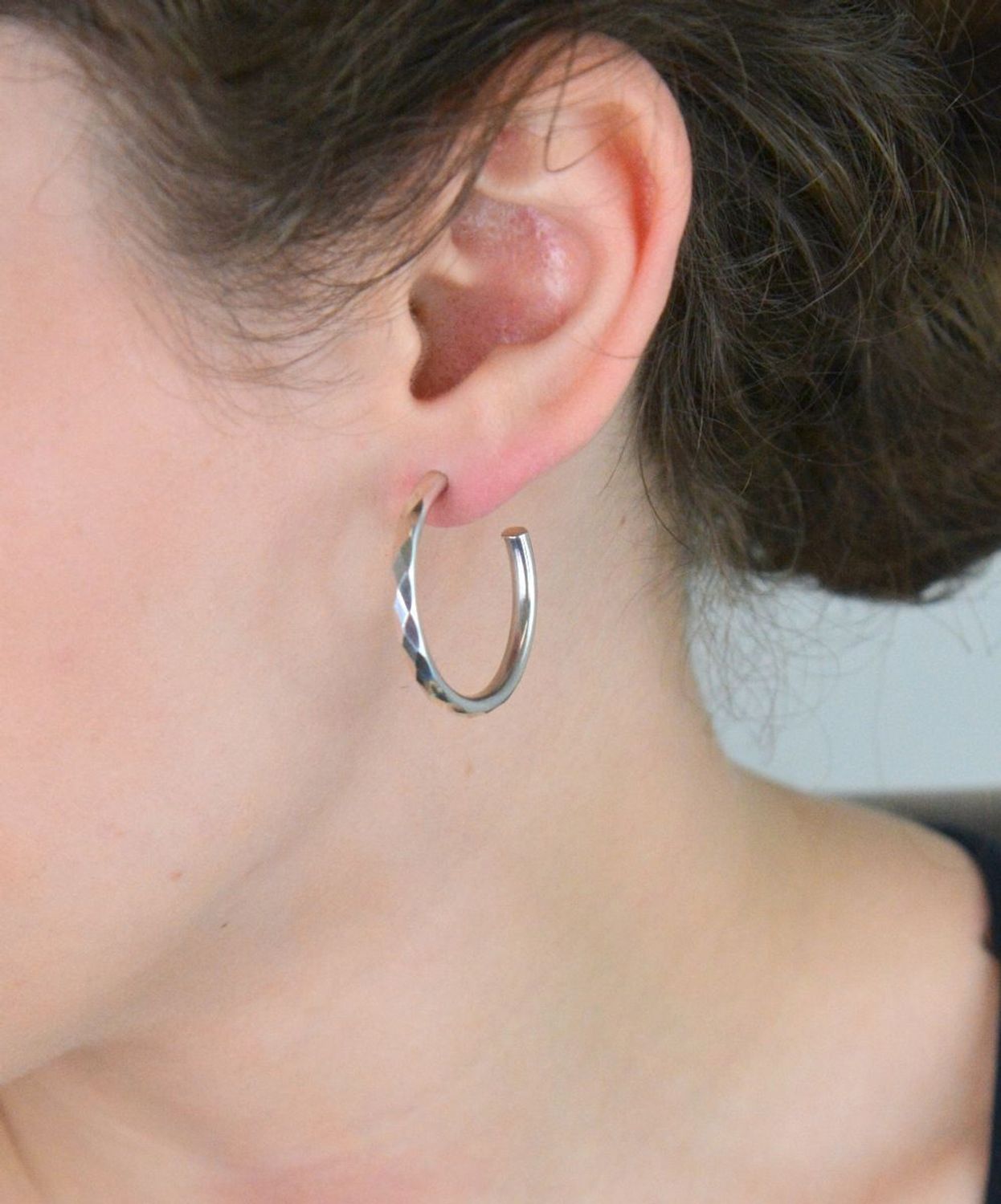 Stylowe srebrne kolczyki damskie DIA-KLC-10778-925 – delikatne kółka z grawerem, próba 925, zapięcie na sztyft, długość 3 cm, szerokość 3 mm. Idealne na prezent i każdą okazję!1.jpg