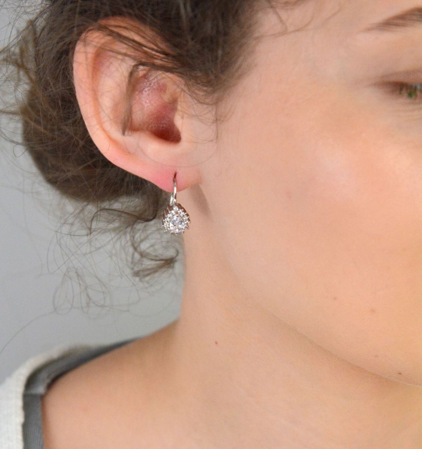 Kolczyki srebrne łezki z cyrkoniami próba 925, DIA-KLC-10783-925 Elegancja w najlepszym wydaniu! Te srebrne kolczyki w kształcie delikatnych łezek to klasyka, która nigdy nie wychodzi z mody.1.jpg