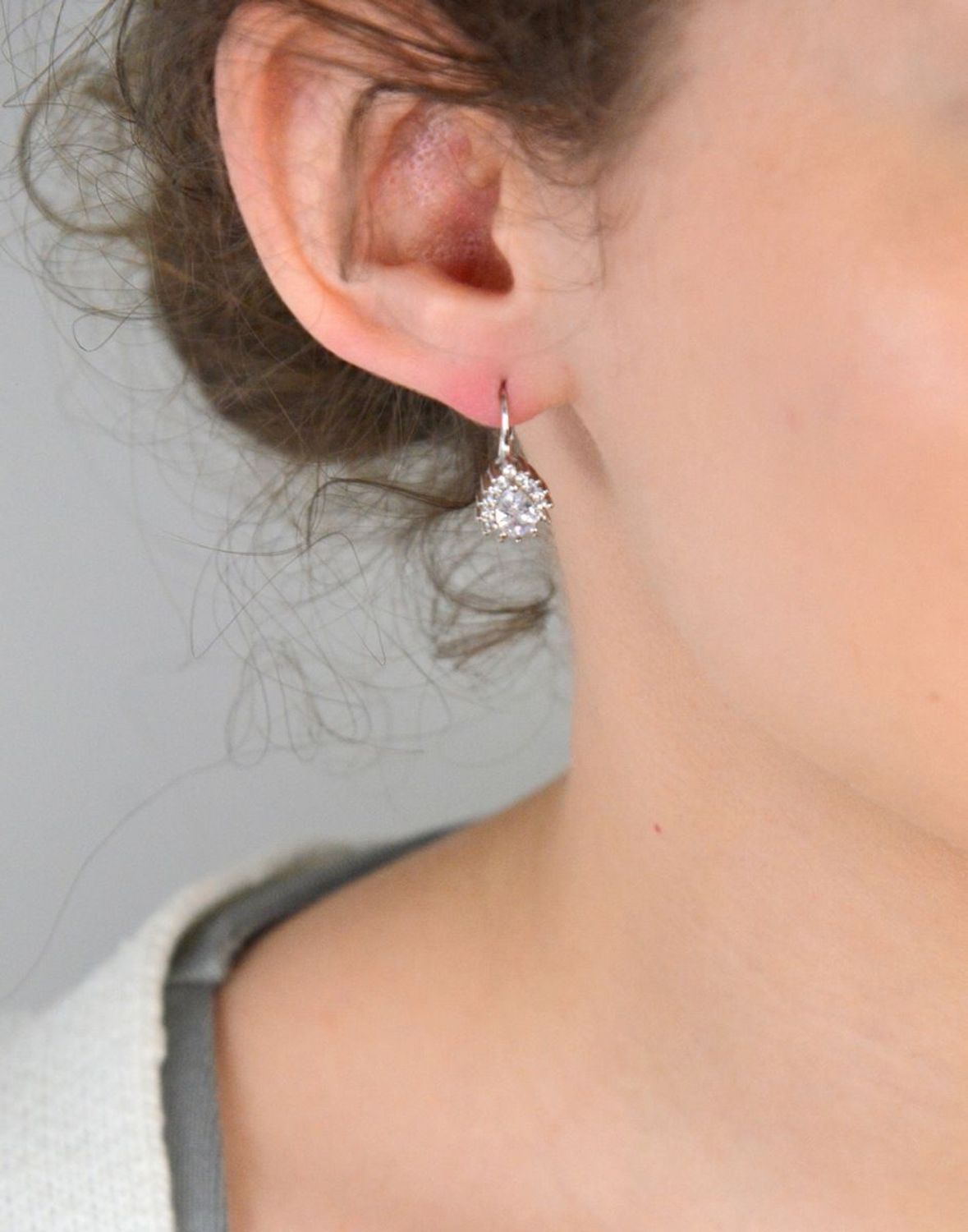 Kolczyki srebrne łezki z cyrkoniami próba 925, DIA-KLC-10783-925 Elegancja w najlepszym wydaniu! Te srebrne kolczyki w kształcie delikatnych łezek to klasyka, która nigdy nie wychodzi z mody.1.jpg