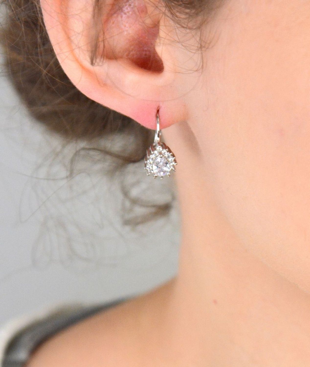 Kolczyki srebrne łezki z cyrkoniami próba 925, DIA-KLC-10783-925 Elegancja w najlepszym wydaniu! Te srebrne kolczyki w kształcie delikatnych łezek to klasyka, która nigdy nie wychodzi z mody.1.jpg