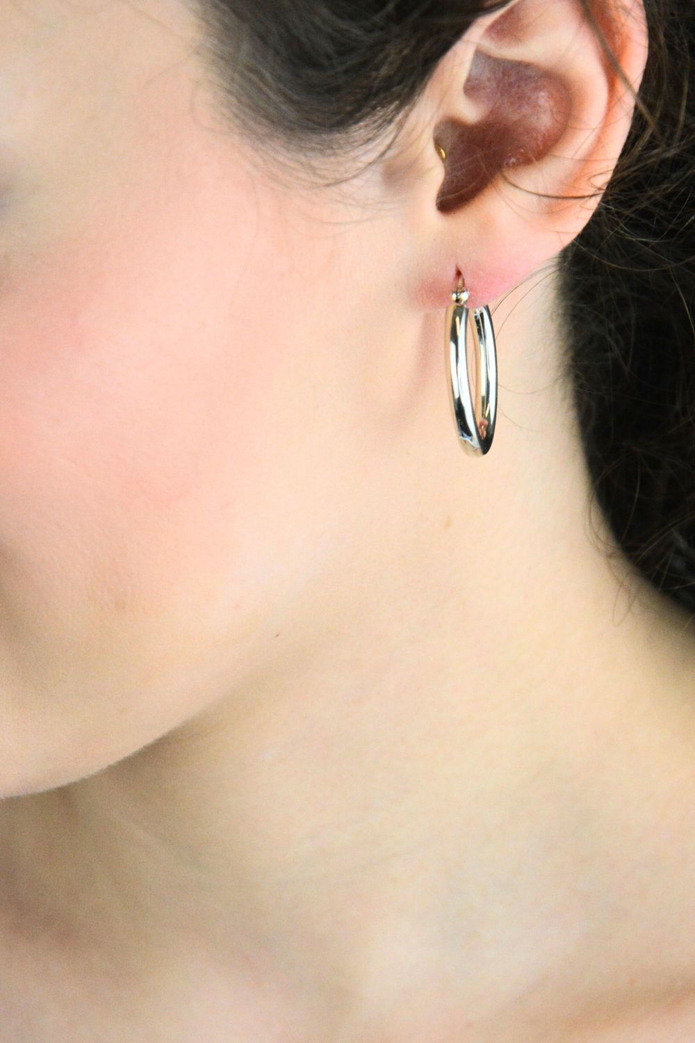 Srebrne kolczyki owalne z zapięciem kreol zatrzaskowym. Próba 925, długość 3 cm, klasyczna elegancja i wysoka jakość wykonania.1.jpg