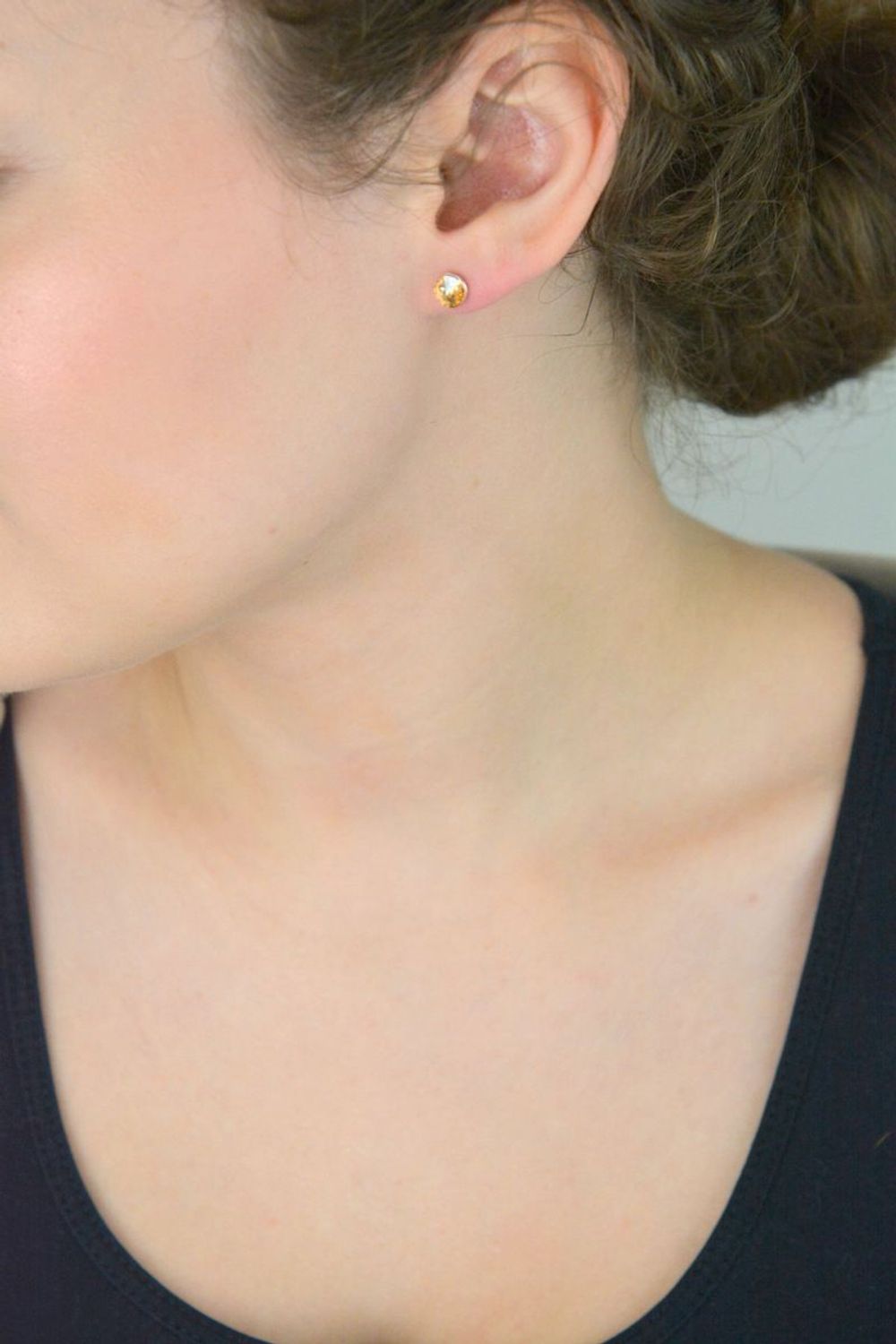 Srebrne kolczyki z okrągłym szampańskim kryształem – kolczyki damskie srebro 925.jpg