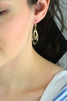 Złote kolczyki 585 – potrójne łezki, eleganckie i ponadczasowe (5).jpg