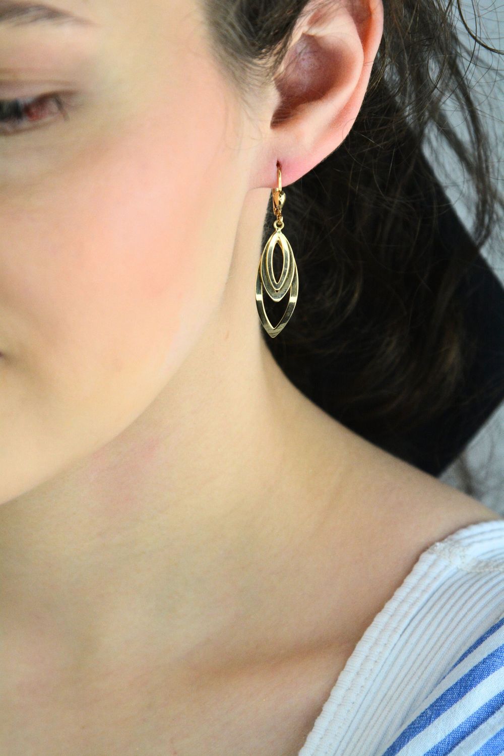 Złote kolczyki 585 wiszące potrójne łezki – eleganckie, długie na biglu.jpg