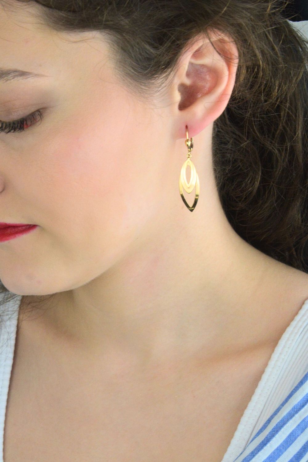 Złote kolczyki 585 wiszące potrójne łezki – eleganckie, długie na biglu.jpg