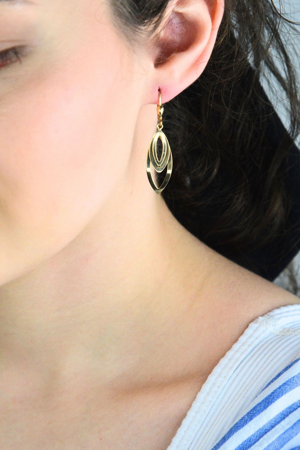 Złote kolczyki 585 wiszące potrójne łezki – eleganckie, długie na biglu.jpg