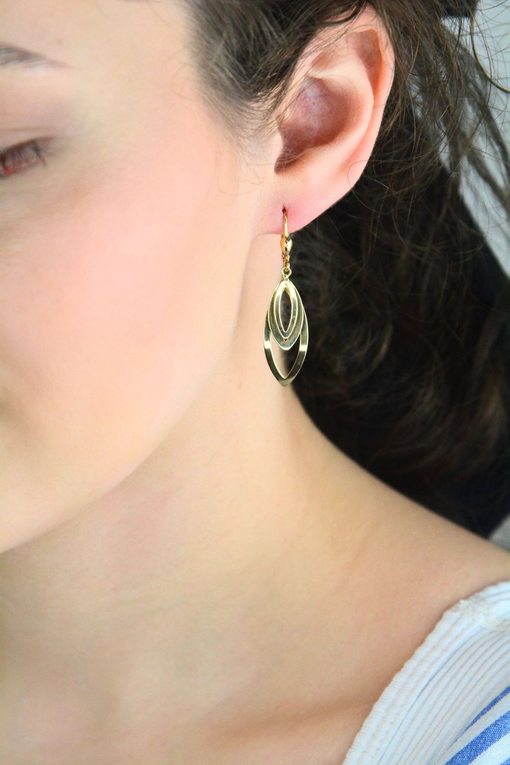 Złote kolczyki 585 wiszące potrójne łezki – eleganckie, długie na biglu.jpg