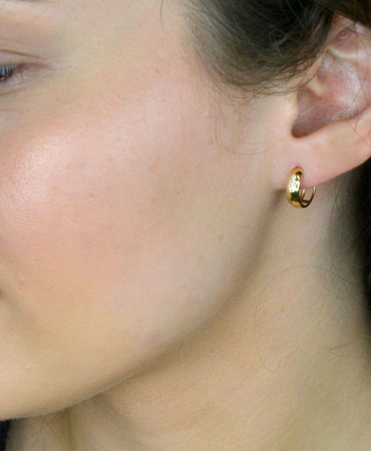 Kolczyki koła zdobione cyrkoniami trzema próba 585, DIA-KLC-10870-585 Złote kolczyki w formie klasycznych kół to ponadczasowa biżuteria, która pasuje do każdej stylizacji.1.jpg