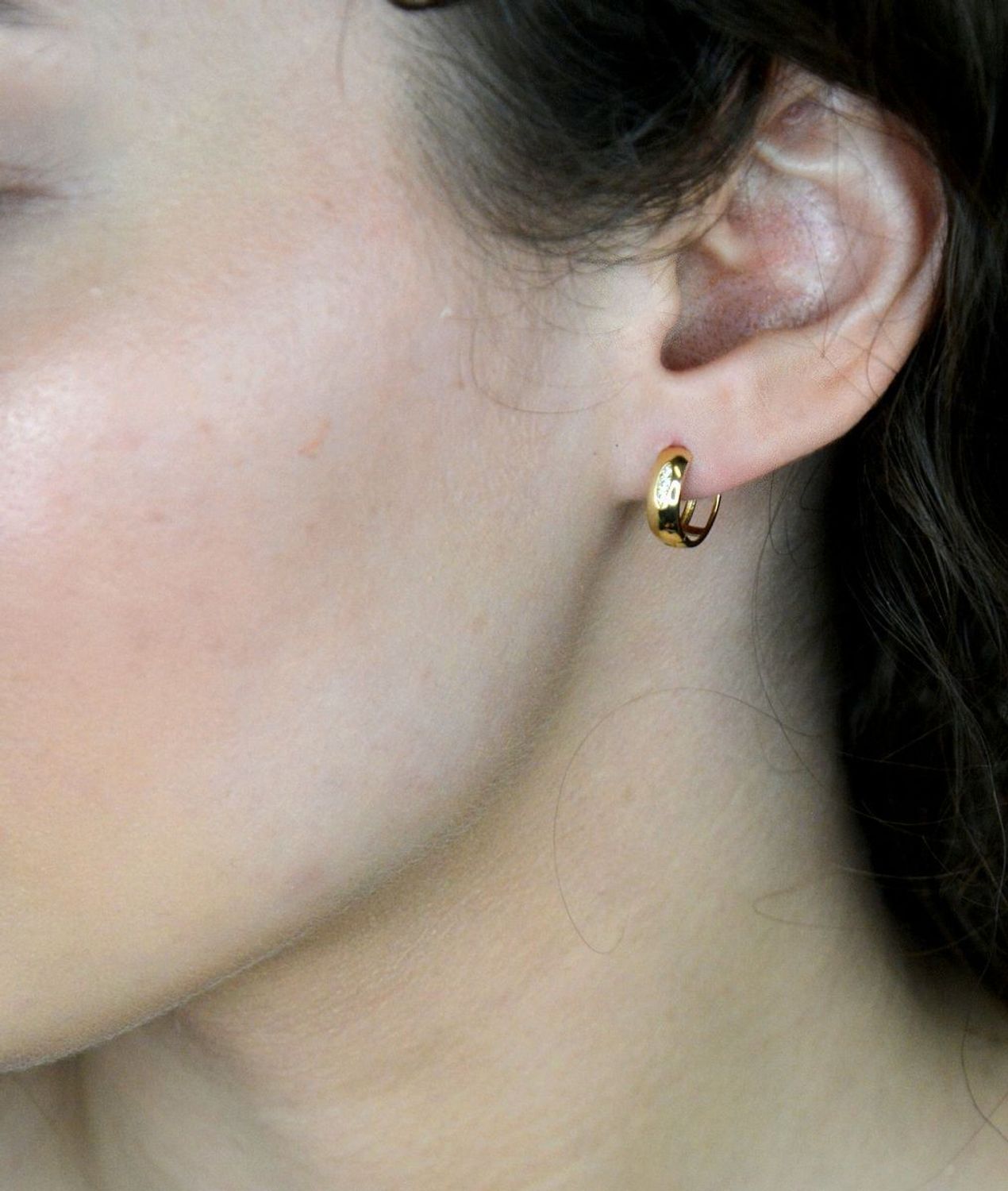 Kolczyki koła zdobione cyrkoniami trzema próba 585, DIA-KLC-10870-585 Złote kolczyki w formie klasycznych kół to ponadczasowa biżuteria, która pasuje do każdej stylizacji.1.jpg