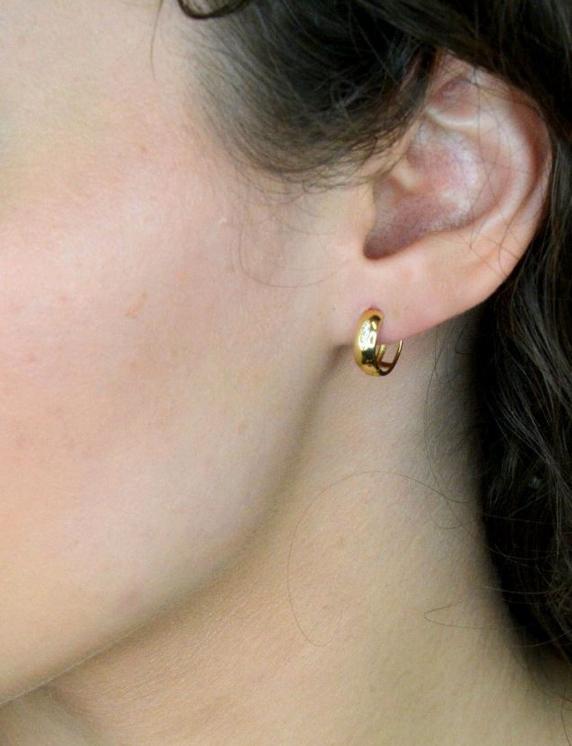 Kolczyki koła zdobione cyrkoniami trzema próba 585, DIA-KLC-10870-585 Złote kolczyki w formie klasycznych kół to ponadczasowa biżuteria, która pasuje do każdej stylizacji.1.jpg