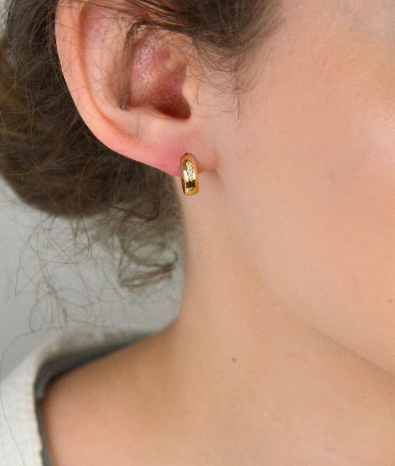 Złote kolczyki kółka z trzema cyrkoniami pr 585, DIA-KLC-10871-585 . Złote kolczyki kółka z trzema cyrkoniami – elegancja w subtelnym wydaniu. 1.jpg