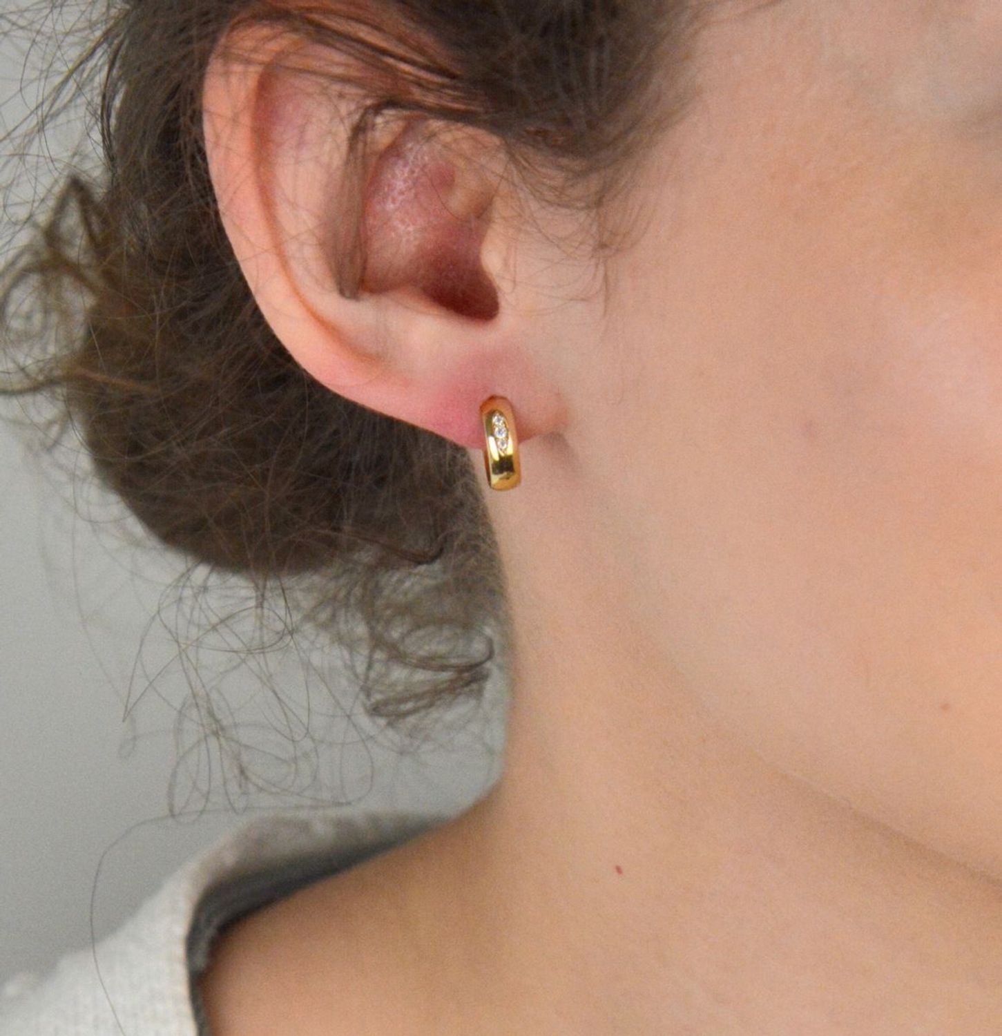 Złote kolczyki kółka z trzema cyrkoniami pr 585, DIA-KLC-10871-585 . Złote kolczyki kółka z trzema cyrkoniami – elegancja w subtelnym wydaniu. 1.jpg