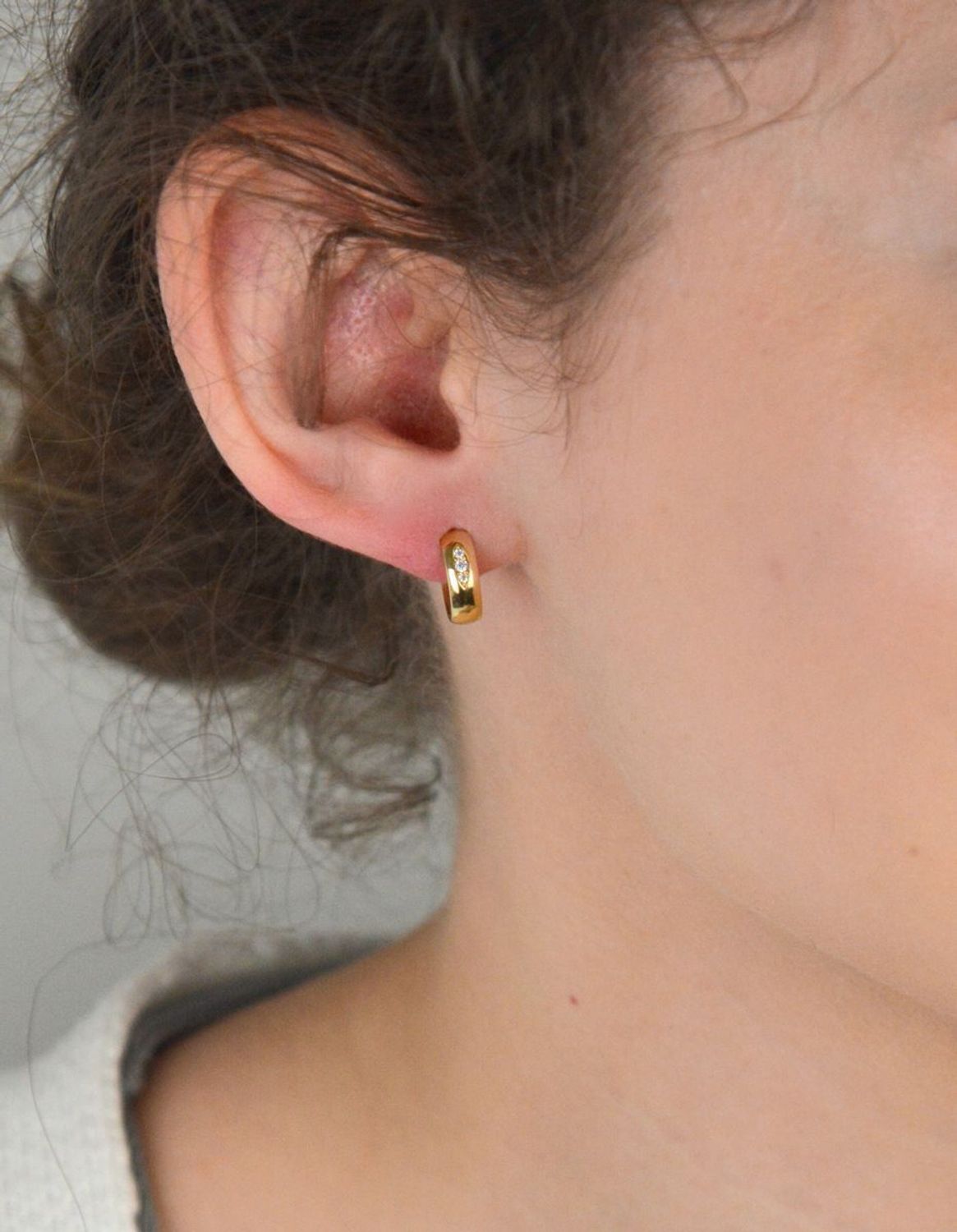 Złote kolczyki kółka z trzema cyrkoniami pr 585, DIA-KLC-10871-585 . Złote kolczyki kółka z trzema cyrkoniami – elegancja w subtelnym wydaniu. 1.jpg