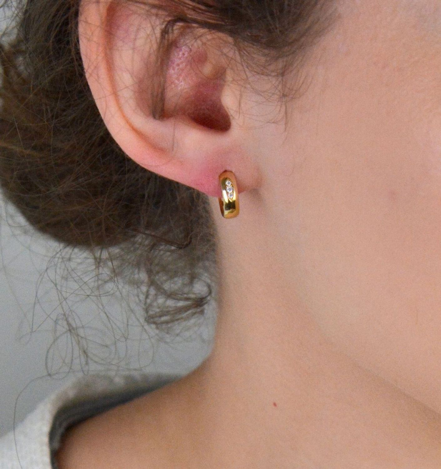 Złote kolczyki kółka z trzema cyrkoniami pr 585, DIA-KLC-10871-585 . Złote kolczyki kółka z trzema cyrkoniami – elegancja w subtelnym wydaniu. 1.jpg