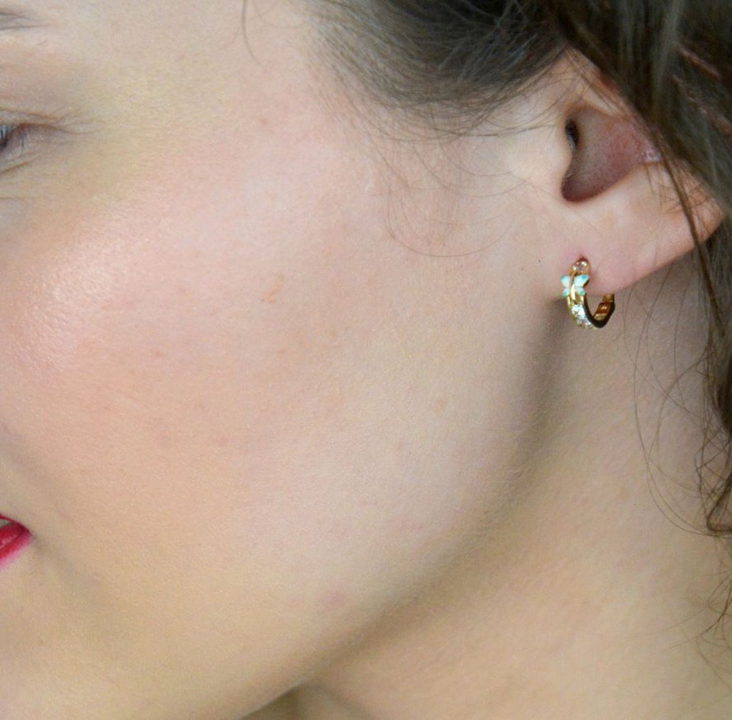 Złote kolczyki dla dziecka z niebieskim motylkiem próba 585, DIA-KLC-10872-585.Kolczyki dla dziecka w kształcie kółek z cyrkonią i motylkiem to urocza biżuteria, 1spodoba się.jpg