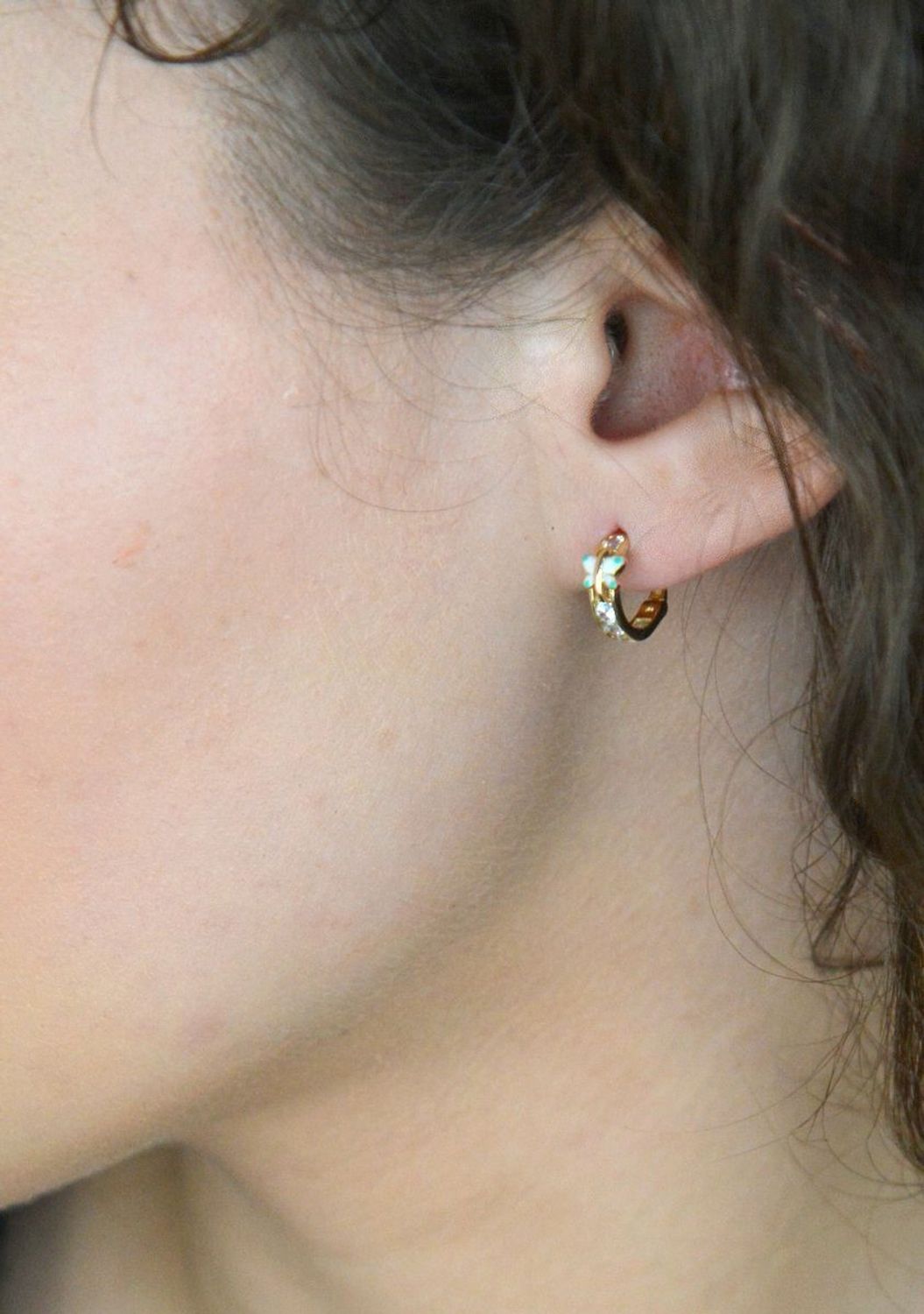 Złote kolczyki dla dziecka z niebieskim motylkiem próba 585, DIA-KLC-10872-585.Kolczyki dla dziecka w kształcie kółek z cyrkonią i motylkiem to urocza biżuteria, 1spodoba się.jpg