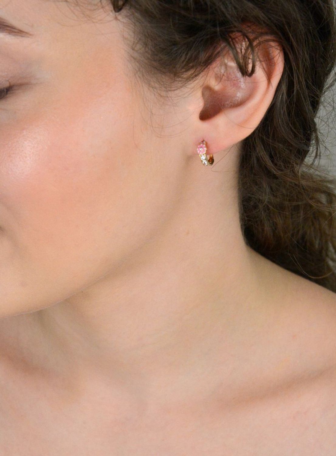 Złote kolczyki dla dziewczynki białe cyrkonie i różowe kwiatki 585 - DIA-KLC-10873-585. Złote kolczyki różowe kwiatki z 14- karatowego złota ozdobione białymi cyrkoniami. Złote kolczyki  DIA-1.jpg