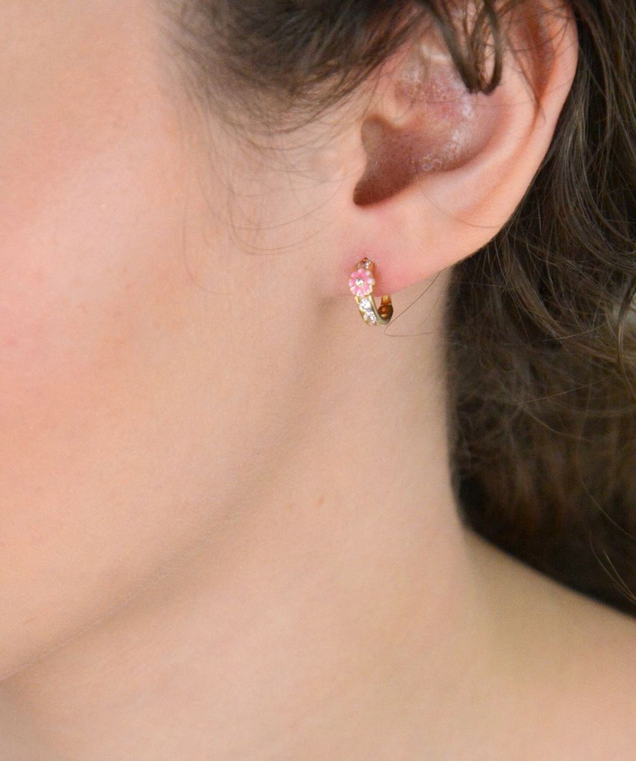 Złote kolczyki dla dziewczynki białe cyrkonie i różowe kwiatki 585 - DIA-KLC-10873-585. Złote kolczyki różowe kwiatki z 14- karatowego złota ozdobione białymi cyrkoniami. Złote kolczyki  DIA-1.jpg