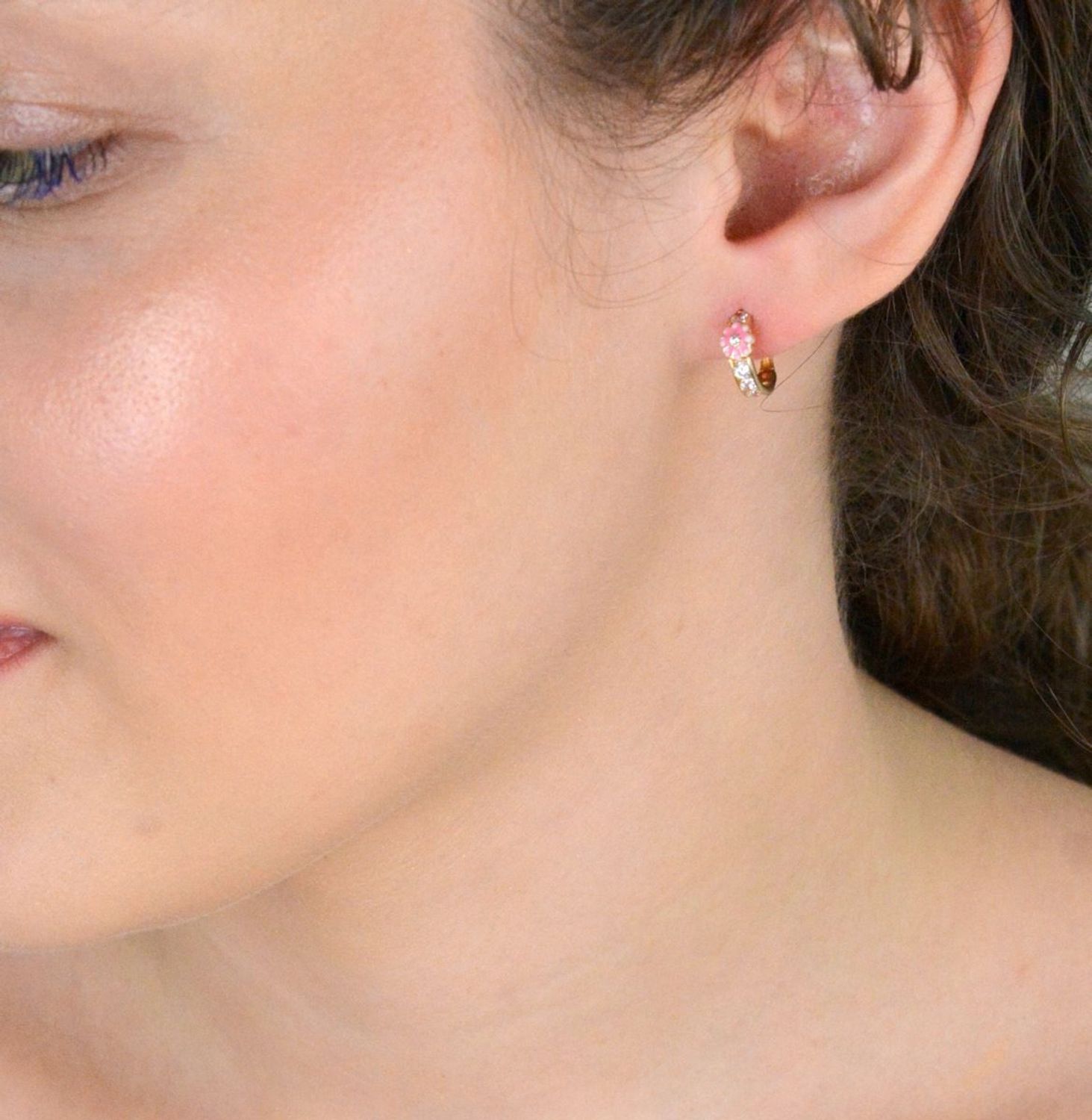 Złote kolczyki dla dziewczynki białe cyrkonie i różowe kwiatki 585 - DIA-KLC-10873-585. Złote kolczyki różowe kwiatki z 14- karatowego złota ozdobione białymi cyrkoniami. Złote kolczyki  DIA-1.jpg