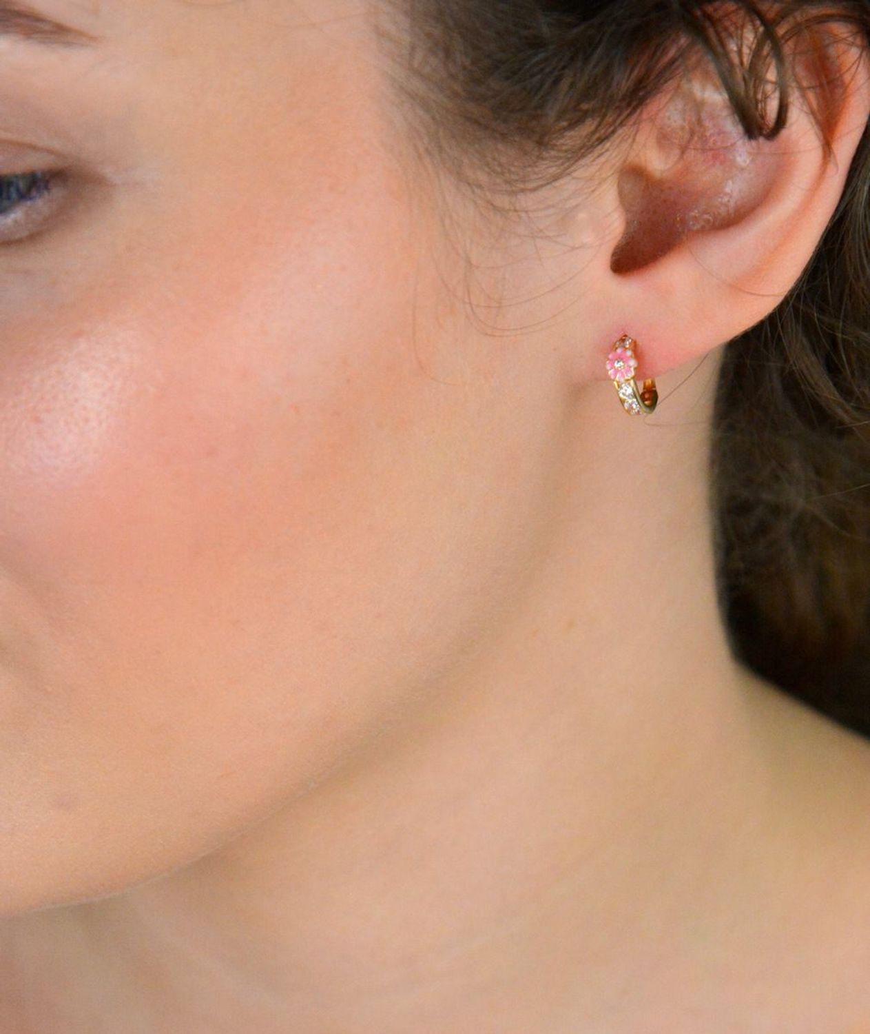 Złote kolczyki dla dziewczynki białe cyrkonie i różowe kwiatki 585 - DIA-KLC-10873-585. Złote kolczyki różowe kwiatki z 14- karatowego złota ozdobione białymi cyrkoniami. Złote kolczyki  DIA-1.jpg