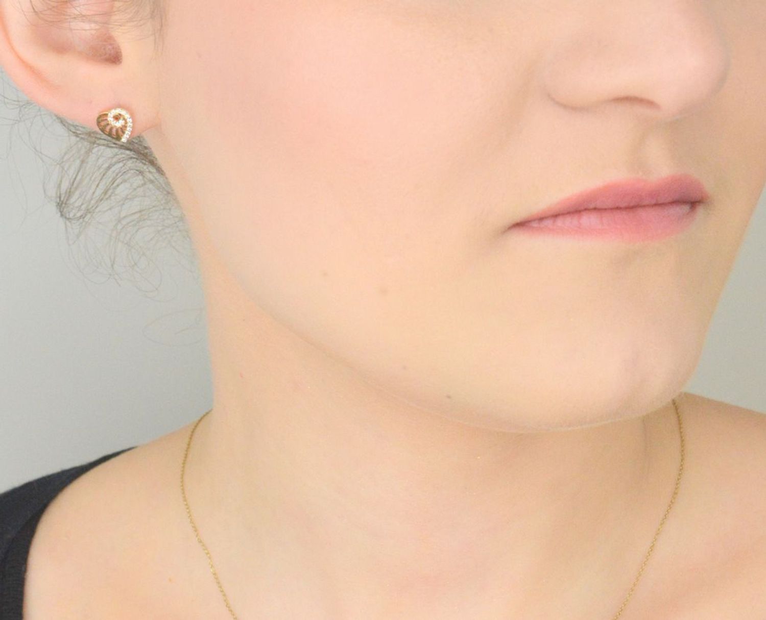 Kolczyki złote serca z cyrkoniami na sztyft pr 585, DIA-KLC-10874-585 Złote kolczyki wykonane z 14-karatowego żółtego złota, próba 585. Kolczyki z miłosnym akcentem. Kolczyki zostały 1.jpg