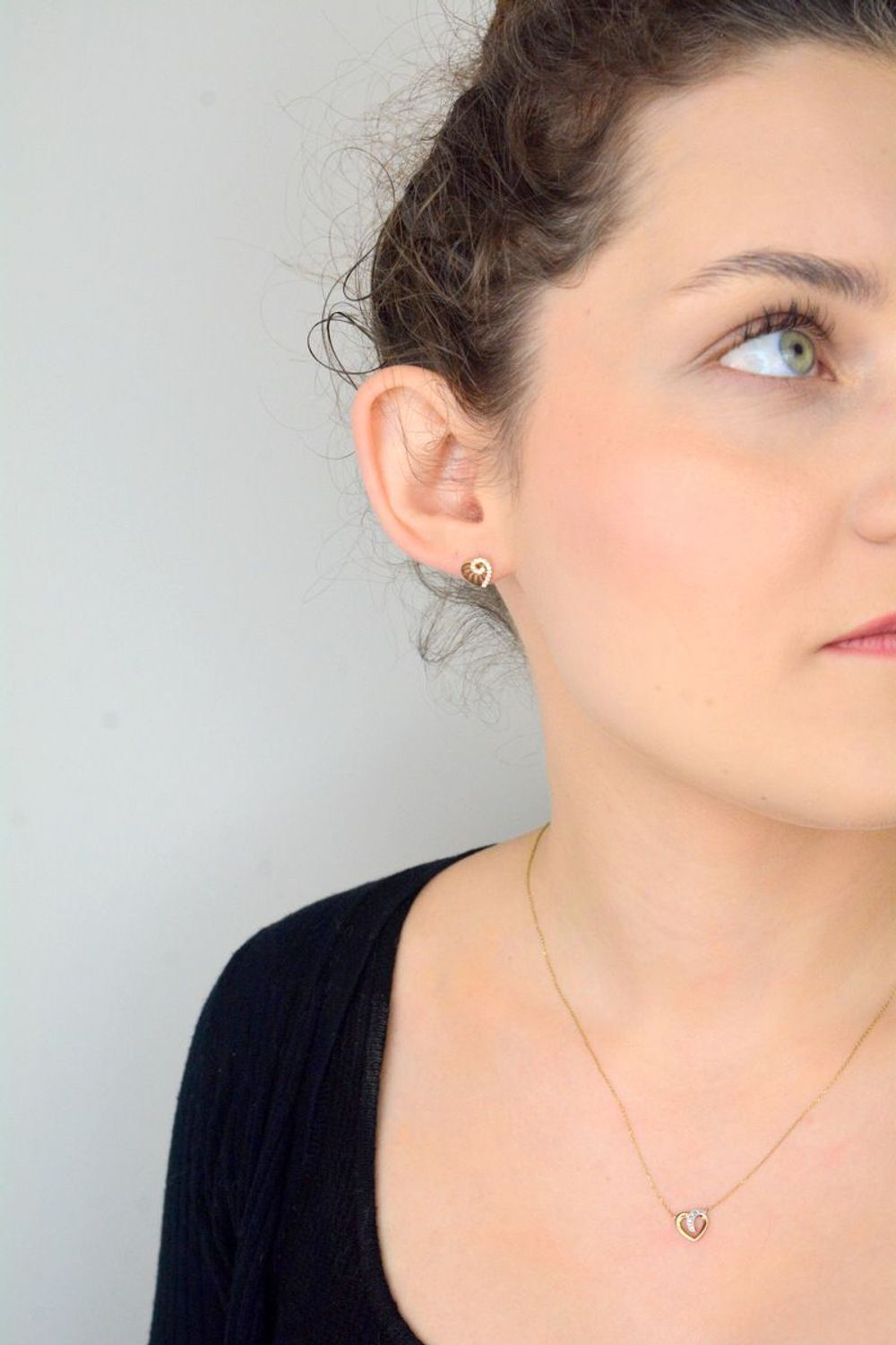 Kolczyki złote serca z cyrkoniami na sztyft pr 585, DIA-KLC-10874-585 Złote kolczyki wykonane z 14-karatowego żółtego złota, próba 585. Kolczyki z miłosnym akcentem. Kolczyki zostały 1.jpg