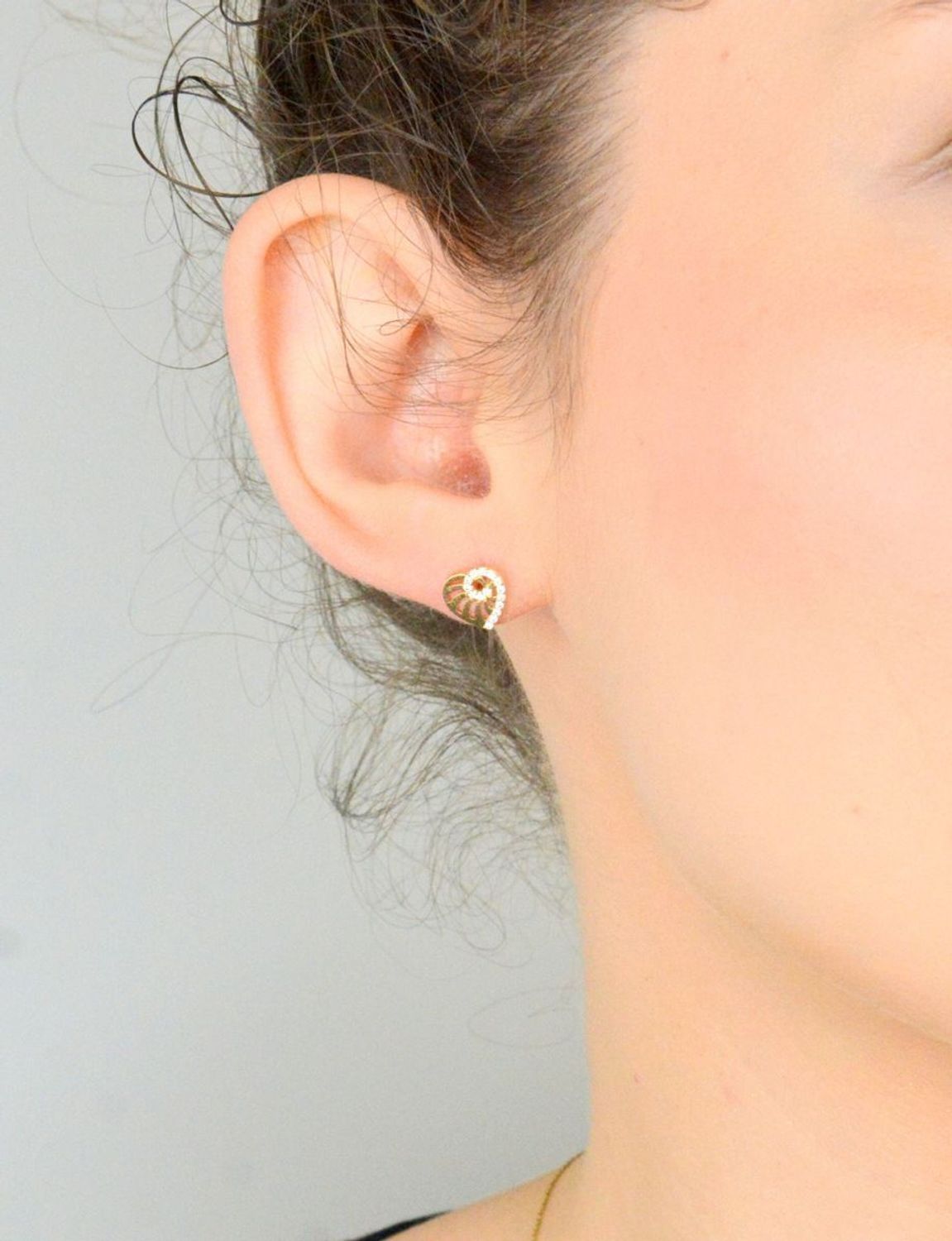 Kolczyki złote serca z cyrkoniami na sztyft pr 585, DIA-KLC-10874-585 Złote kolczyki wykonane z 14-karatowego żółtego złota, próba 585. Kolczyki z miłosnym akcentem. Kolczyki zostały 1.jpg