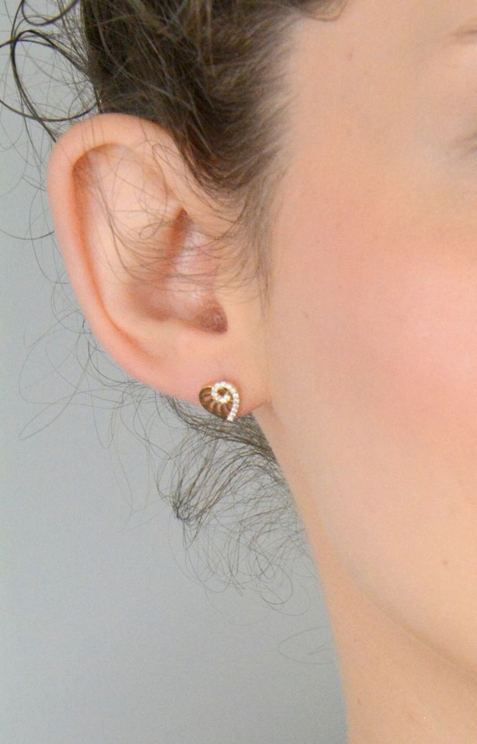 Kolczyki złote serca z cyrkoniami na sztyft pr 585, DIA-KLC-10874-585 Złote kolczyki wykonane z 14-karatowego żółtego złota, próba 585. Kolczyki z miłosnym akcentem. Kolczyki zostały 1.jpg