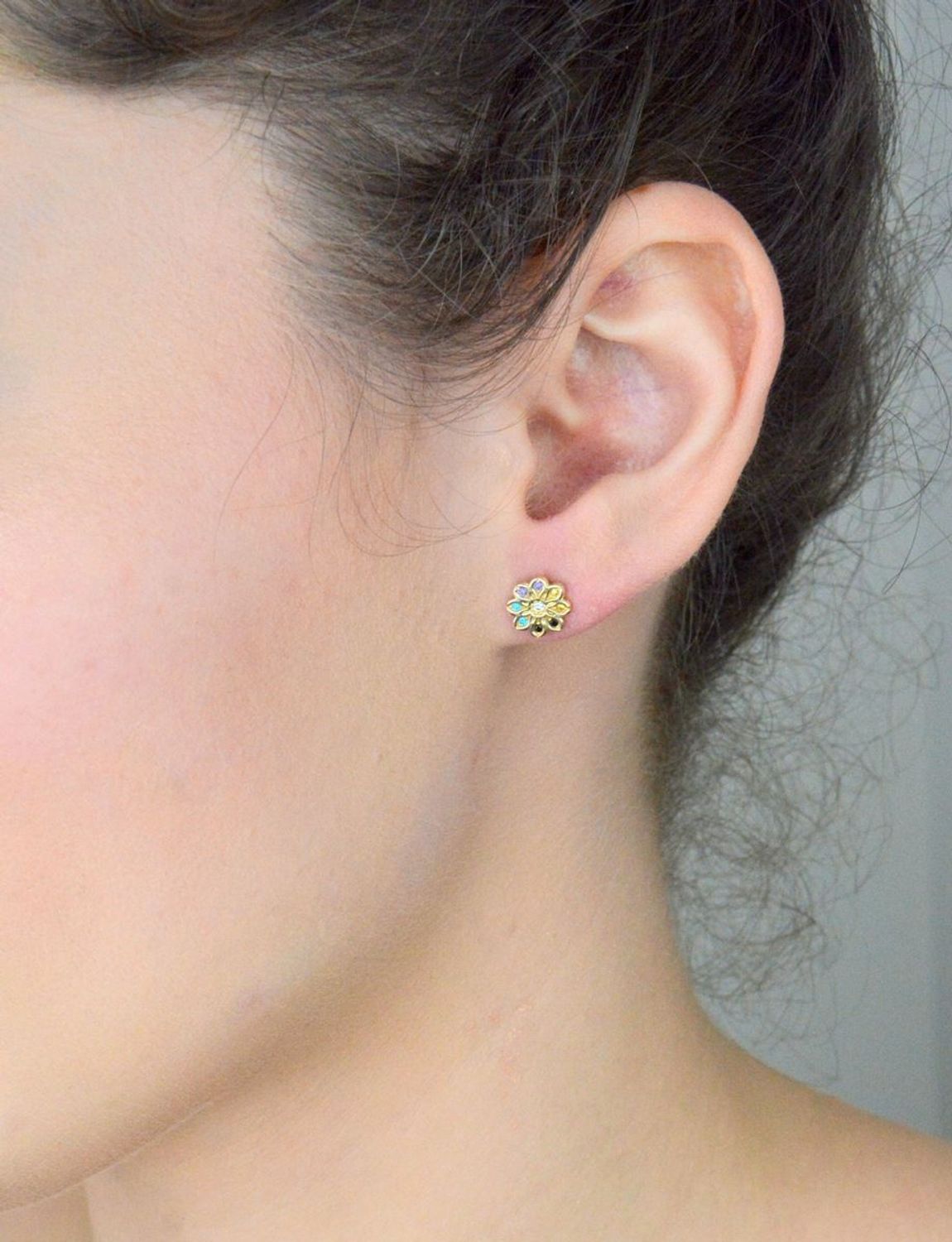 Kolczyki złote kwiatki kolorowa cyrkonia pr 585, DIA-KLC-10877-585 Kolczyki mają kształt kwiatka, ozdobione kolorową cyrkonią. Kolczyki to ponadczasowa biżuteria1.jpg