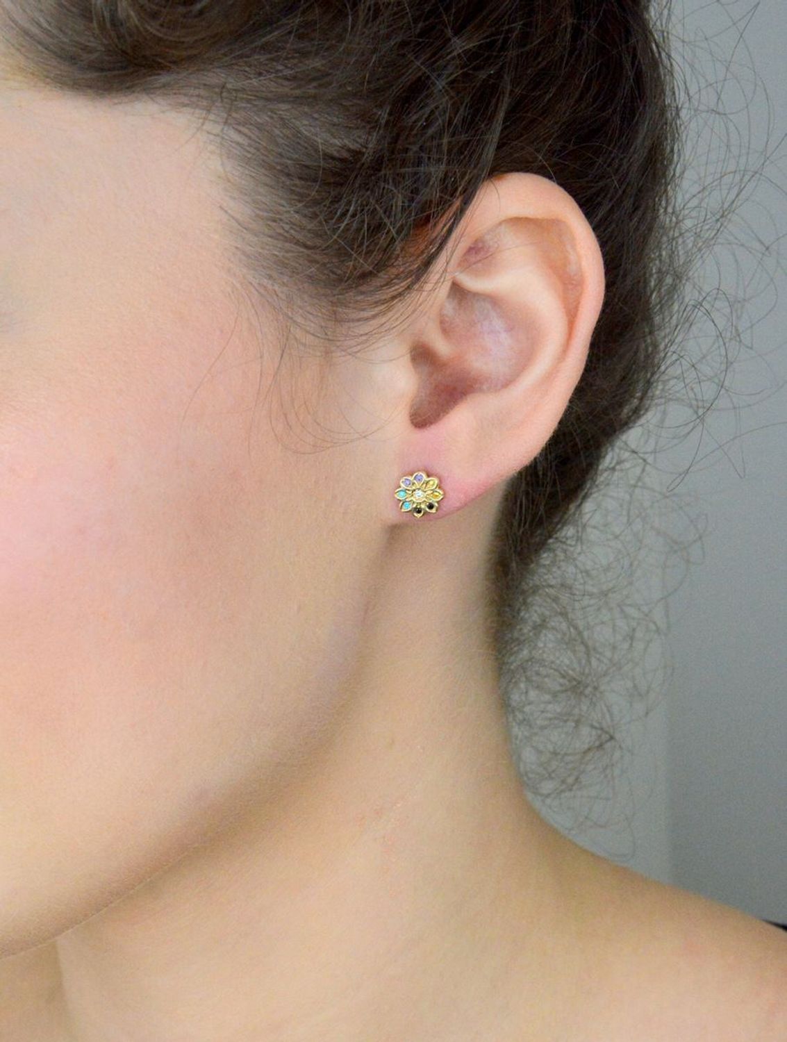 Kolczyki złote kwiatki kolorowa cyrkonia pr 585, DIA-KLC-10877-585 Kolczyki mają kształt kwiatka, ozdobione kolorową cyrkonią. Kolczyki to ponadczasowa biżuteria1.jpg