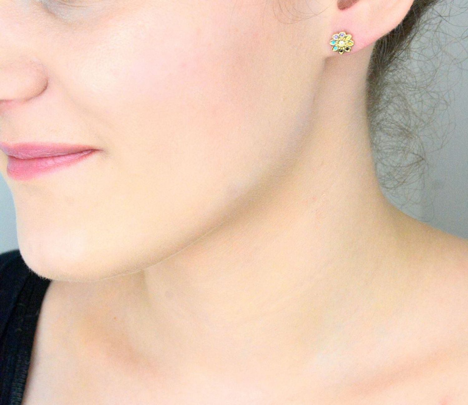 Kolczyki złote kwiatki kolorowa cyrkonia pr 585, DIA-KLC-10877-585 Kolczyki mają kształt kwiatka, ozdobione kolorową cyrkonią. Kolczyki to ponadczasowa biżuteria1.jpg