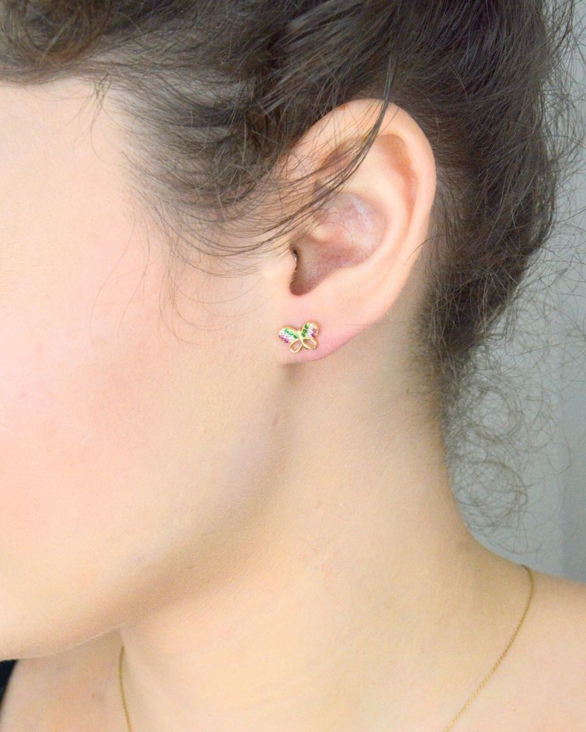 Kolczyki złote motylki z cyrkoniami kolorowymi pr 585, DIA-KLC-10880-585 Kolczyki mają kształt motylka z kolorową cyrkonią. Kolczyki to ponadczasowa biżuteria1.jpg