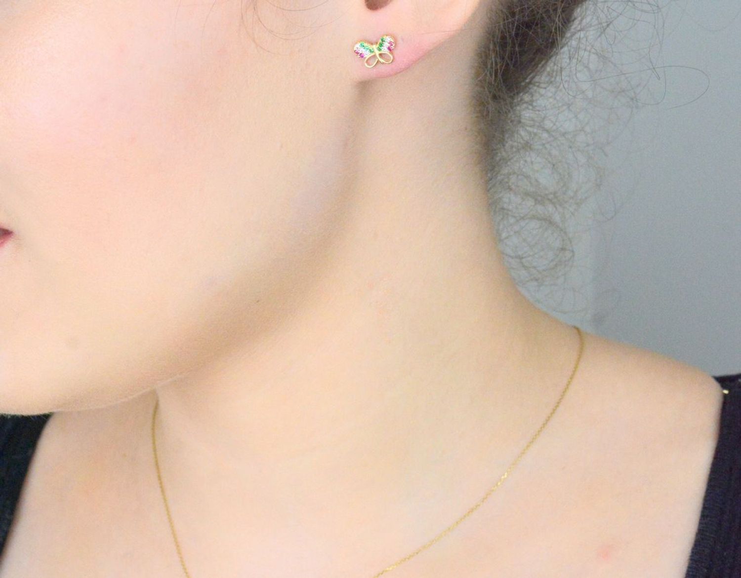 Kolczyki złote motylki z cyrkoniami kolorowymi pr 585, DIA-KLC-10880-585 Kolczyki mają kształt motylka z kolorową cyrkonią. Kolczyki to ponadczasowa biżuteria1.jpg