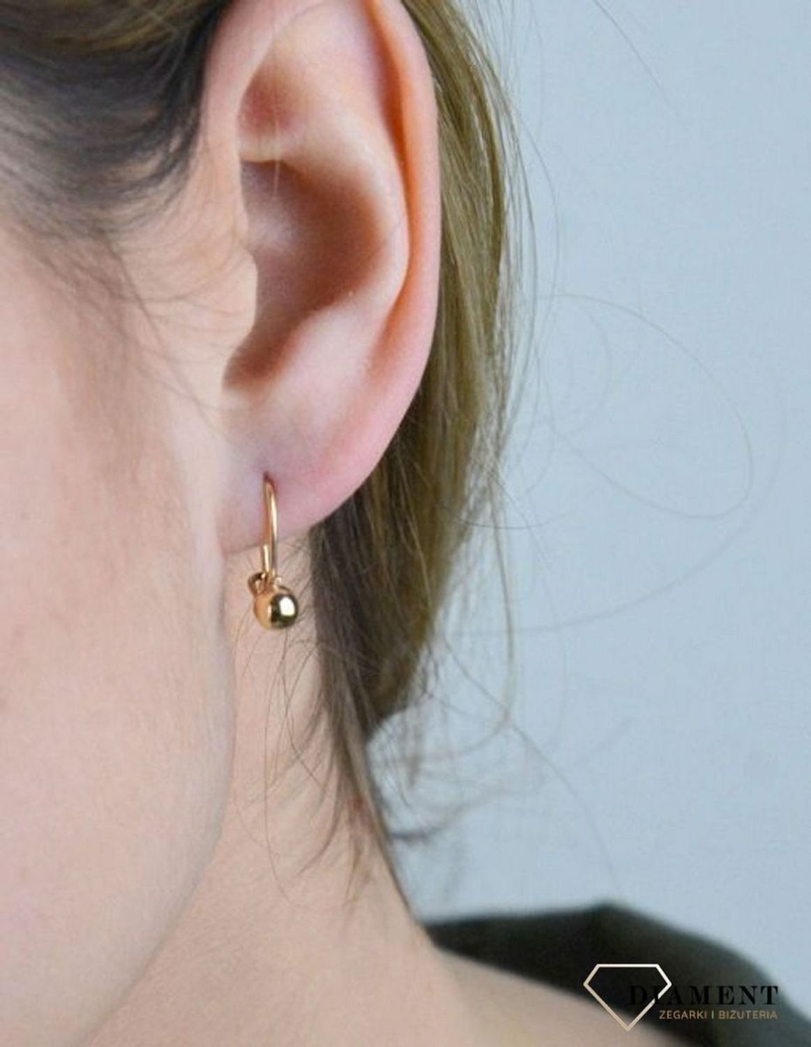 Kolczyki złote wiszące kulki pr 585, DIA-KLC-10901-585 Złote kolczyki wykonane z najwyższej jakości żółtego złota, próba 585, waga około 0,58 gram. Kolczyki w minimalistycznym stylu, wpisujące.jpg